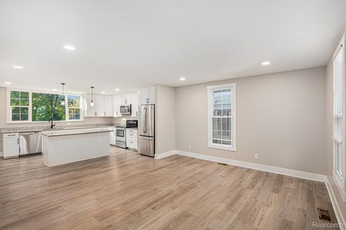 300 E Ellen St, Fenton, MI, 48430-2119 | Card Image