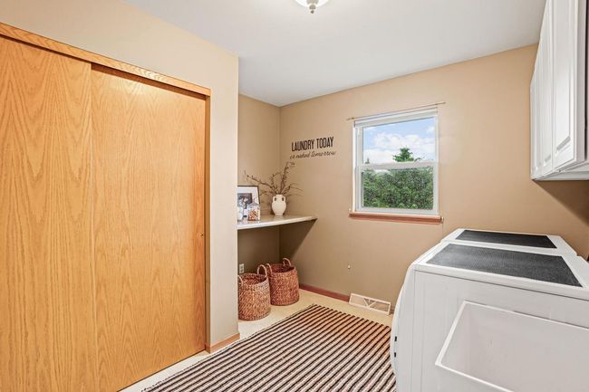 423 Parkview Drive, House other with 3 bedrooms, 3 bathrooms and null parking in Johnson Creek WI | Image 14