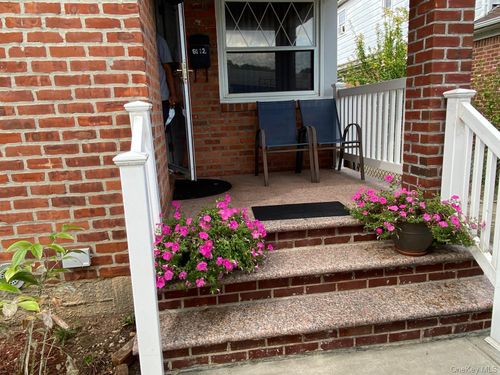 8112 255th St, Glen Oaks, NY, 11004-1415 | Card Image