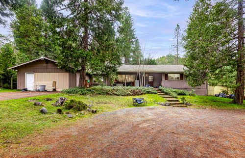 251 Surrey Dr, Grants Pass, OR, 97526-7877 | Card Image