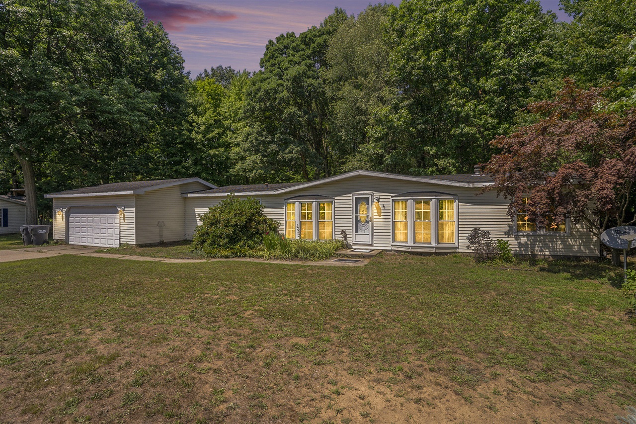 Ridgewood Dr, South Haven, MI 49090