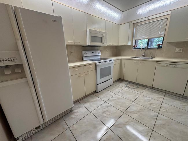 APT-107 - 4820 Lucerne Lakes Blvd W, Condo with 2 bedrooms, 2 bathrooms and null parking in Lake Worth FL | Image 7