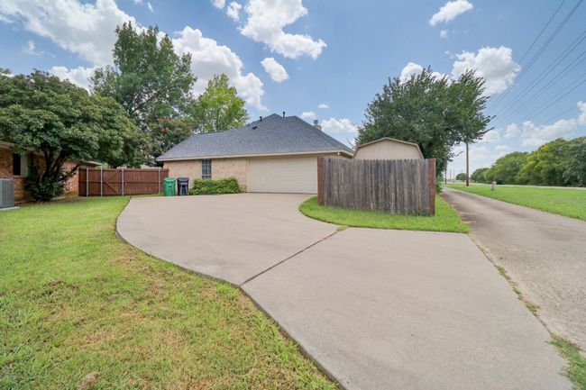 Very long driveway. Park your RV, trailer or multiple cars! | Image 33