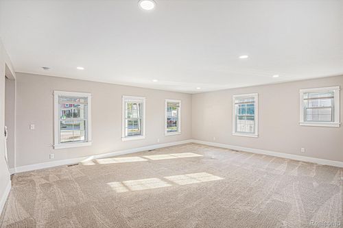 300 E Ellen St, Fenton, MI, 48430-2119 | Card Image