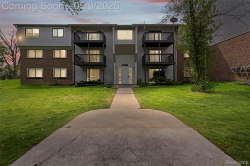 61-30052 W 12 Mile Rd, Farmington Hills, MI, 48334-3926 | Card Image