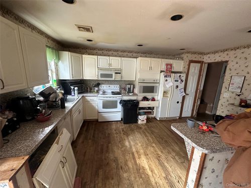 186 Islip Blvd, Islip Terrace, NY, 11752-2627 | Card Image