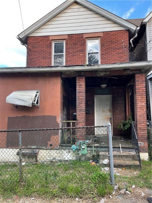 805 Oak St, Duquesne, PA, 15110-1339 | Card Image