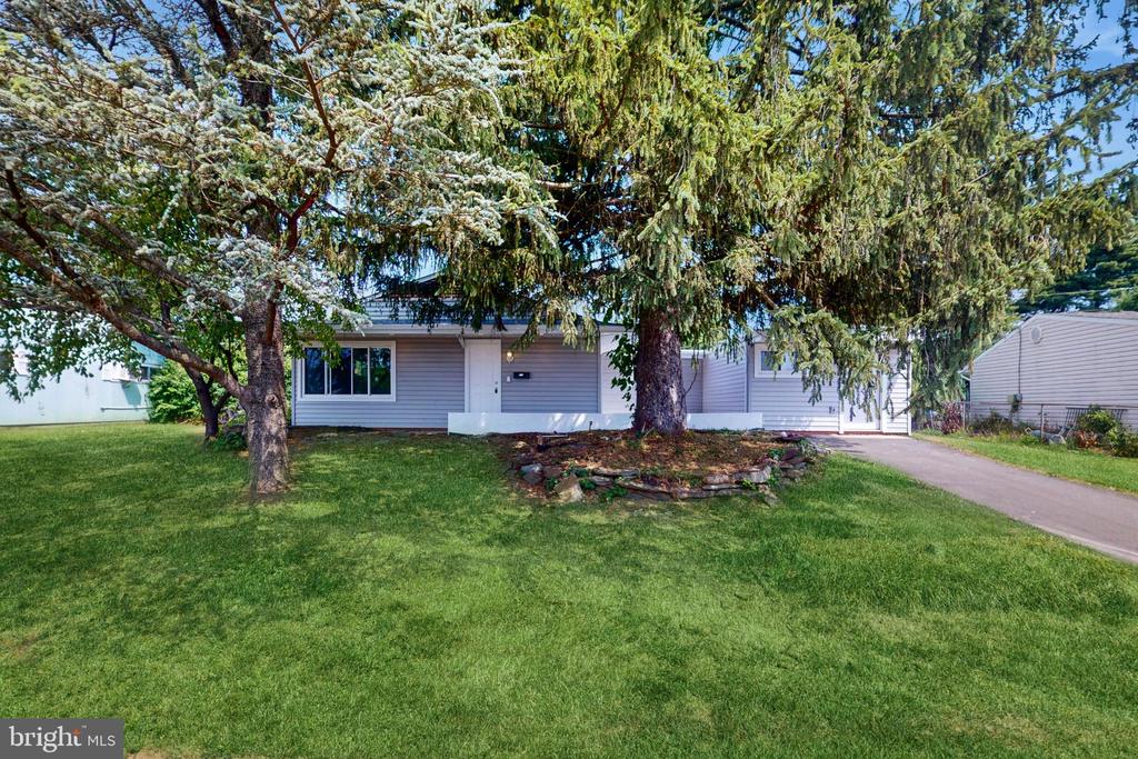 Crabtree Dr, Levittown, PA 19055