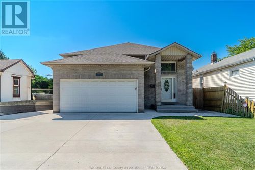625 Hildegarde St, Windsor, ON, N8X2Z7 | Card Image