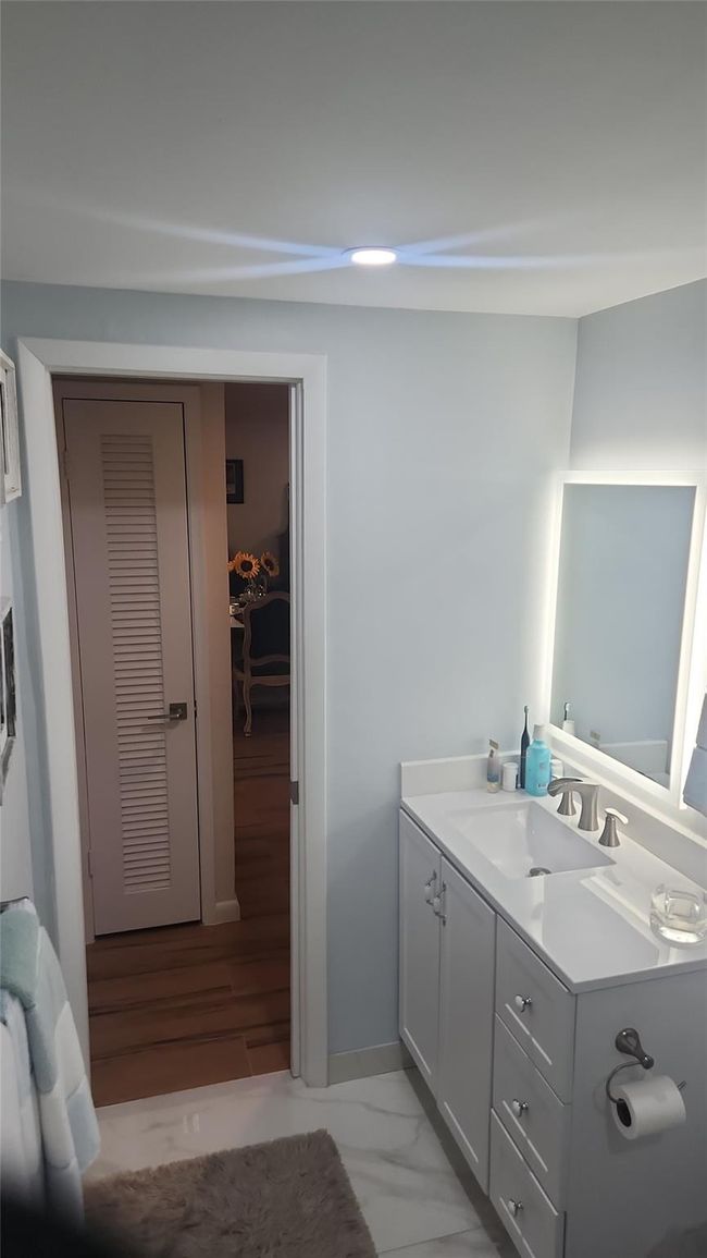 Guest Bathroom Pic #4 | Image 19