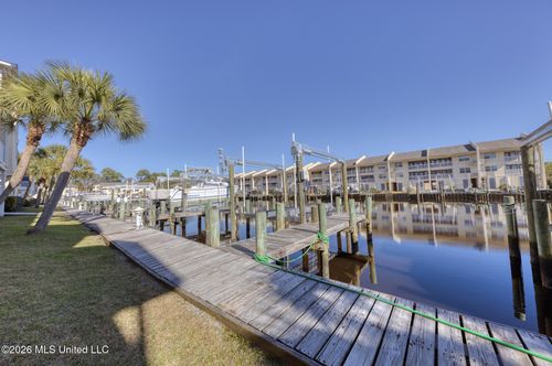 h05-2421 Beachview Dr, Ocean Springs, MS, 39564-9551 | Card Image