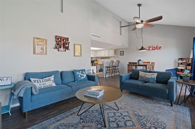 111 Comanche Pt, Townhouse with 3 bedrooms, 2 bathrooms and 2 parking in Point Venture TX | Image 6