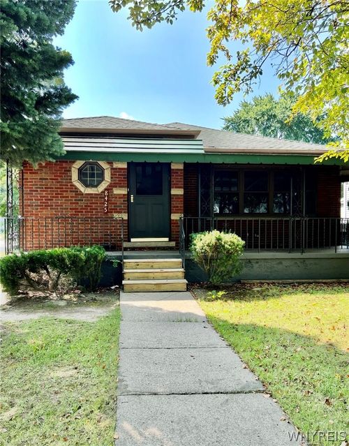 8425 Pershing Ave, Niagara Falls, NY, 14304-3465 | Card Image