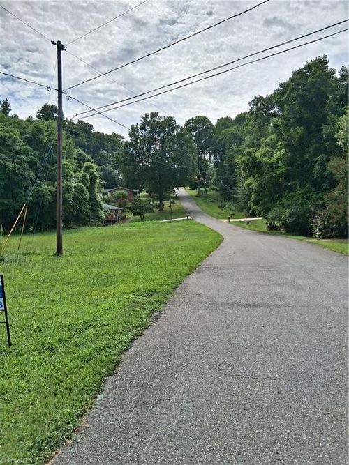 676-550 Perth Rd, Rural Hall, NC, 27045-9137 | Card Image