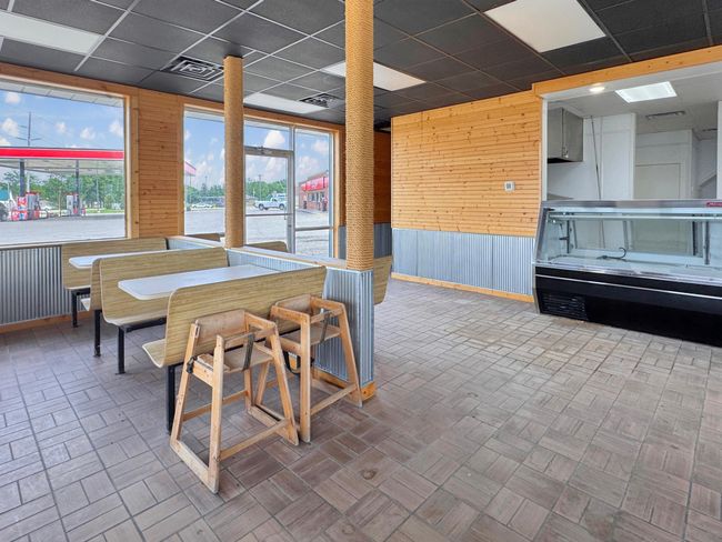 Comfortable and inviting, ample light | Image 14