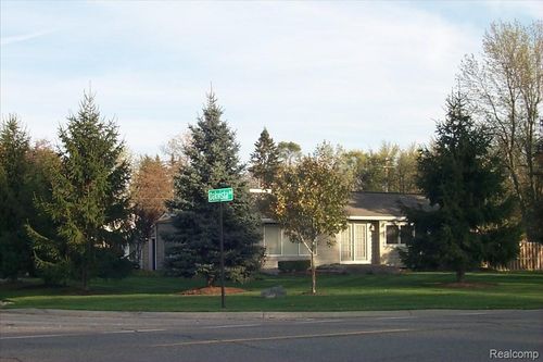 4924 Sashabaw Rd, Clarkston, MI, 48346-3844 | Card Image