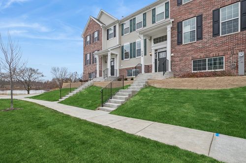 709 Neubauer Cir, Lindenhurst, IL, 60046-8653 | Card Image