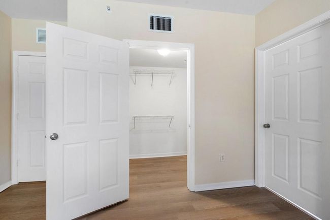 APT-208 - 6492 Emerald Dunes Dr, Condo with 3 bedrooms, 2 bathrooms and null parking in West Palm Beach FL | Image 18