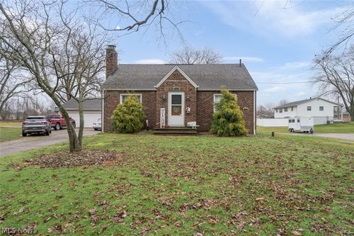 1402 S Chapel St, Louisville, OH, 44641-2311 | Card Image