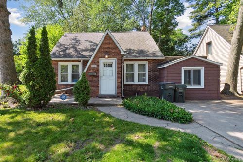 21612 Harper Lake Ave, Saint Clair Shores, MI, 48080-4031 | Card Image