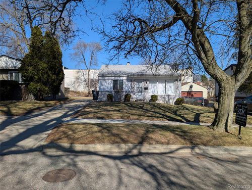 618 Linda Vista Dr, Pontiac, MI, 48342-1649 | Card Image