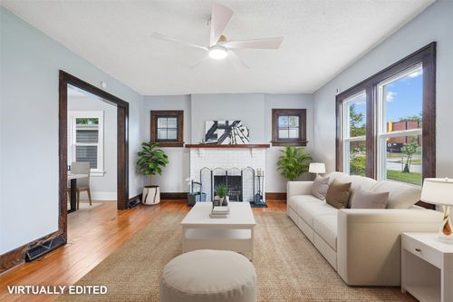 208 24th St Ne, Cedar Rapids, IA, 52402-4938 | Card Image