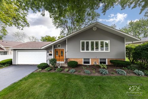 8 E Gartner Rd, Naperville, IL, 60540-7406 | Card Image