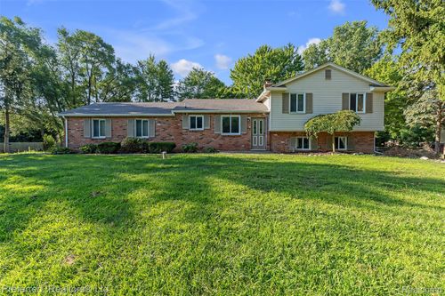 9366 Wild Oaks Cir, South Lyon, MI, 48178-8814 | Card Image