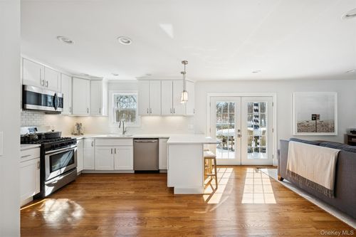 4 Stuart Ct, Hampton Bays, NY, 11946-4108 | Card Image