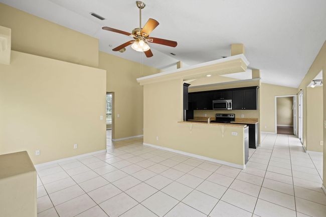 562 Sw Badger Ter, House other with 3 bedrooms, 2 bathrooms and null parking in Port St. Lucie FL | Image 16