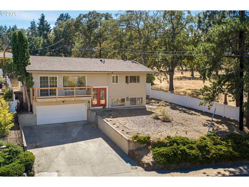 526 E Scenic Dr, The Dalles, OR, 97058-2357 | Card Image