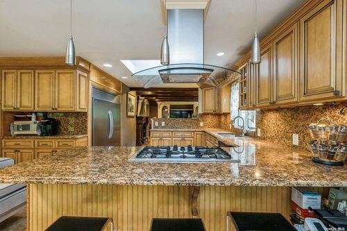 2 Godfrey Ln, Huntington, NY, 11743-5810 | Card Image