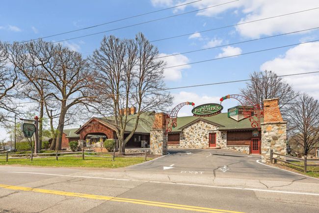 Nearby dining includes the legendary Lord Fletchers Old Lake Lodge | Image 27