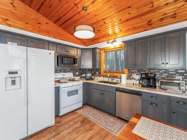 8676 E Bakely Cir, House other with 3 bedrooms, 2 bathrooms and null parking in Minocqua WI | Image 11