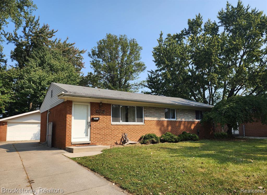 Luna St, Clinton Township, MI 48035 #1