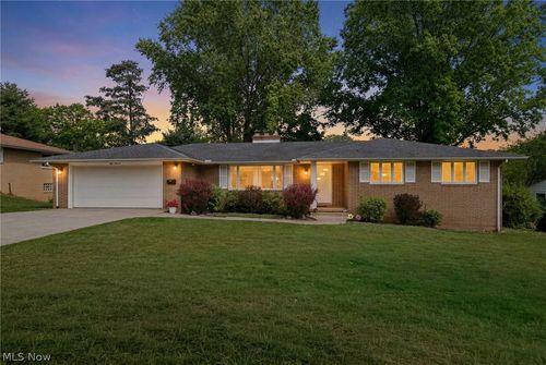 800 Woodview Dr Ne, Massillon, OH, 44646-4947 | Card Image