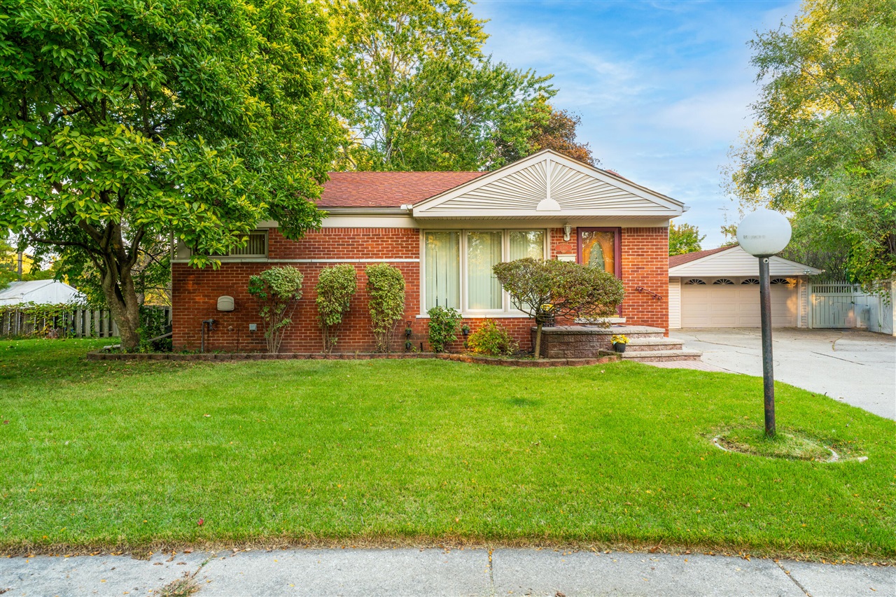 Nathaline , Redford, MI 48239
