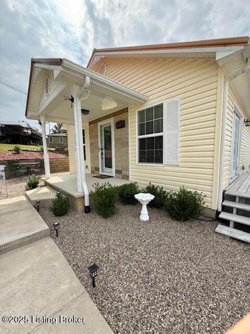 827 Lakeview Cir, Clarkson, KY, 42726-8413 | Card Image