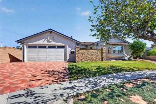 6121 Arrowhead Dr, Huntington Beach, CA, 92647-6401 | Card Image