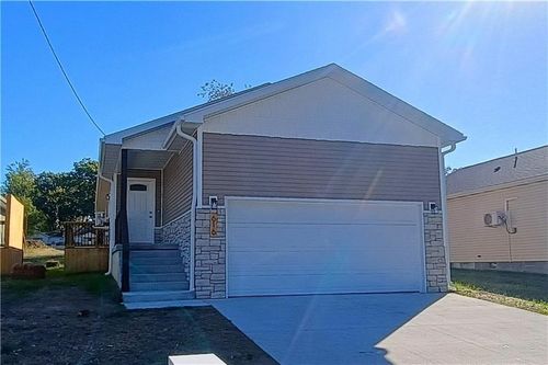 616 N Spring St, Nevada, MO, 64772-2111 | Card Image
