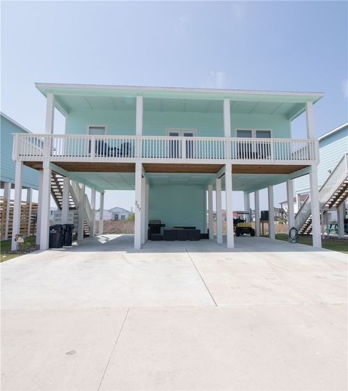 207 Paradise Dr, Rockport, TX, 78382-2022 | Card Image