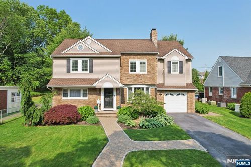 111 Thornbury Ave, Glen Rock, NJ, 07452-2726 | Card Image