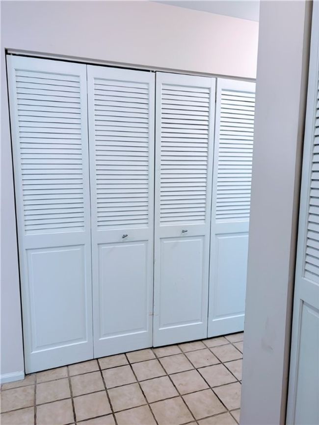 Entry / coat closets | Image 5