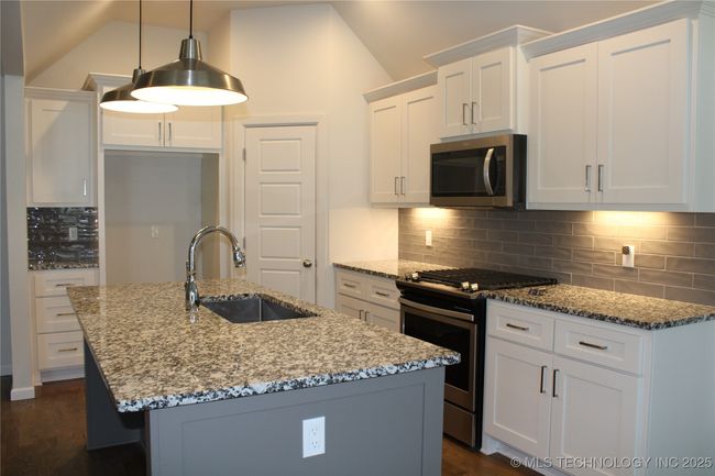 7906 Chestnut Ave, House other with 3 bedrooms, 2 bathrooms and null parking in Broken Arrow OK | Image 9