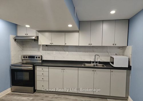 32 Maple Beach Cres, Brampton, ON, L7A2T8 | Card Image