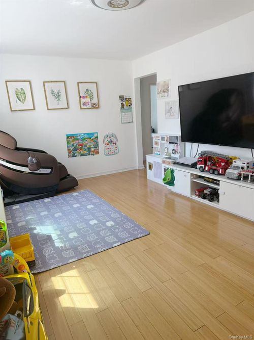a-22305 69th Ave, Oakland Gardens, NY, 11364-2640 | Card Image