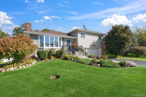 20 Vista Rd, Plainview, NY, 11803-1117 | Card Image