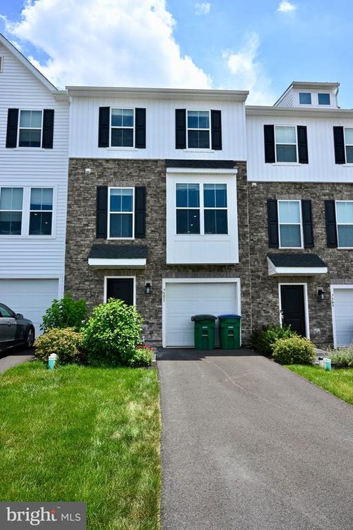 7551 Clayton Ave, Coopersburg, PA, 18036-8727 | Card Image