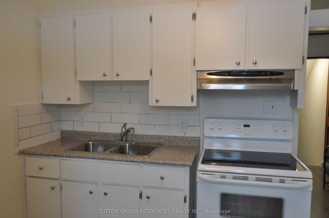 195 Montrose Ave, House attached with 3 bedrooms, 2 bathrooms and null parking in Toronto ON | Image 29