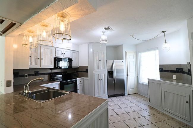 Enjoy cooking in the upgraded kitchen with modern finishes | Image 8